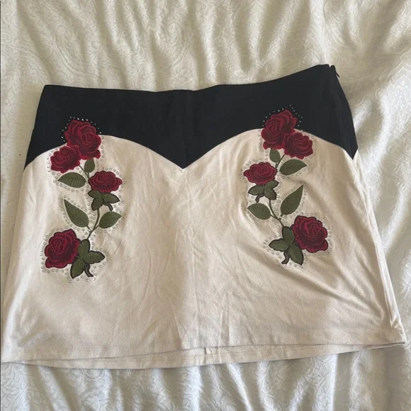 Idyllwind Black and Cream Floral Mini Skirt - Picture 2 of 5